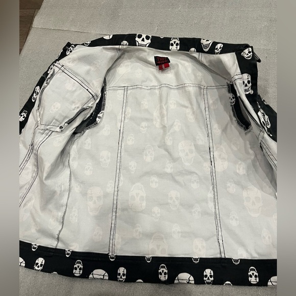 [L/PTP18”]Tripp NYC Black Toxic Skull Print Denim Vest - Picture 4 of 8